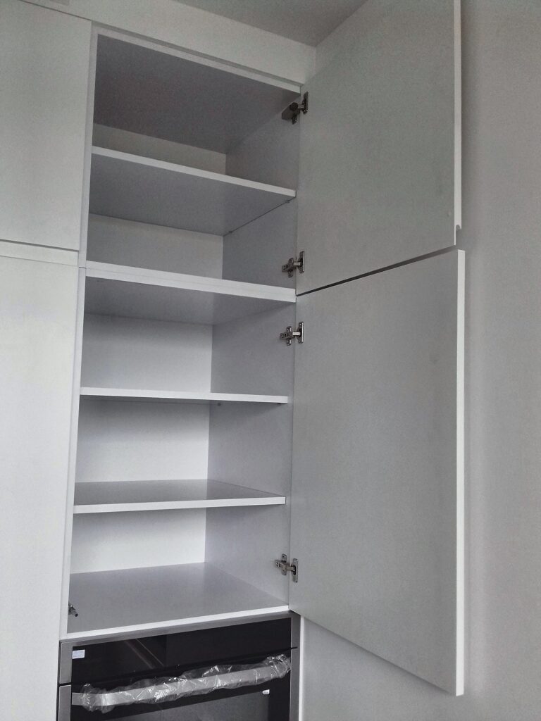 Wysoki słupek z półkami spiżarnianymi w kuchni na wymiar w Warszawie