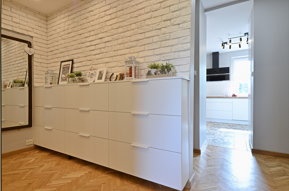 Zabudowa na wymiar do salonu Warszawa — biała komoda 1