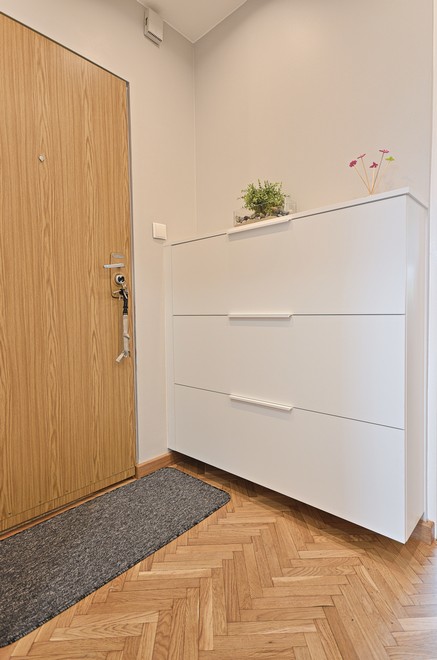 Zabudowa na wymiar do salonu Warszawa — biała komoda 2