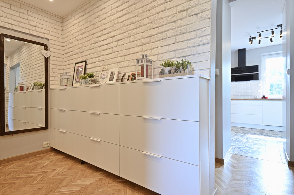 Zabudowa na wymiar do salonu Warszawa — biała komoda 5