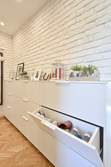Zabudowa na wymiar do salonu Warszawa — biała komoda 6