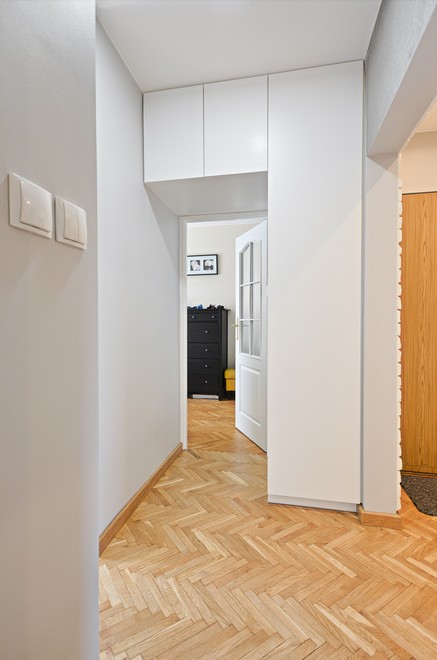 Zabudowa na wymiar do salonu Warszawa — biała komoda 7