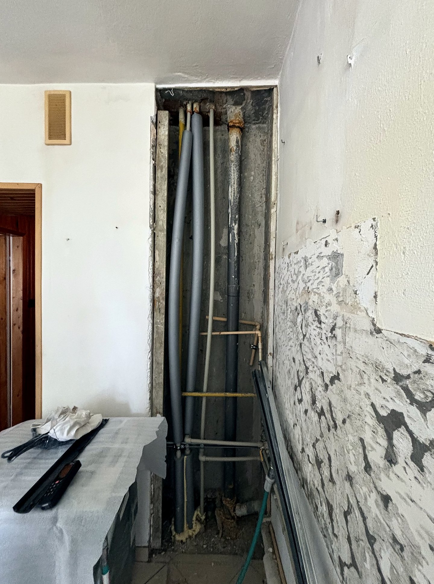 Pion instalacyjny z rurami w narożniku