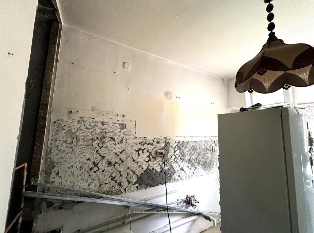 Kuchnia klasyczna na wymiar — błękitny lakier, biały blat HPL i zlew farmhouse, Piaseczno