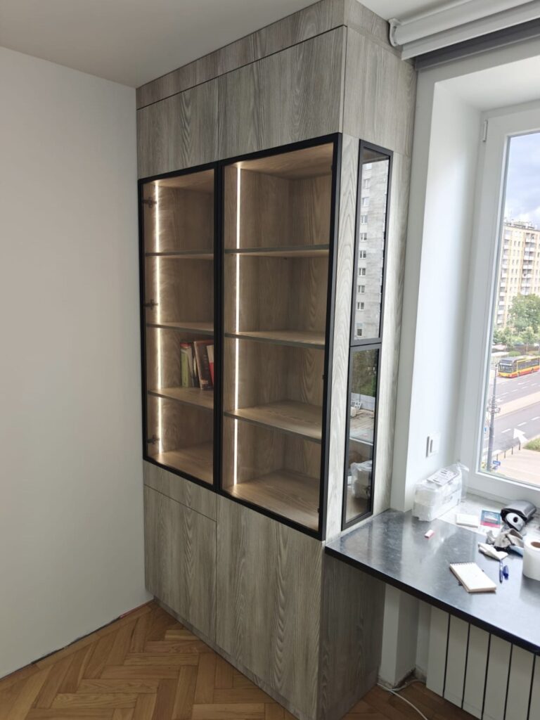 Biblioteka na książki i segregatory ze szklanymi frontami i LED — Warszawa